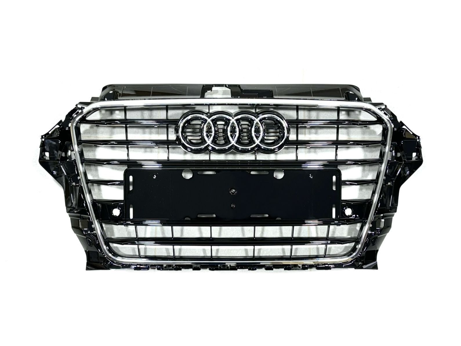 Решітка радіатора для Audi A3 2012-2016 чорна з хромом