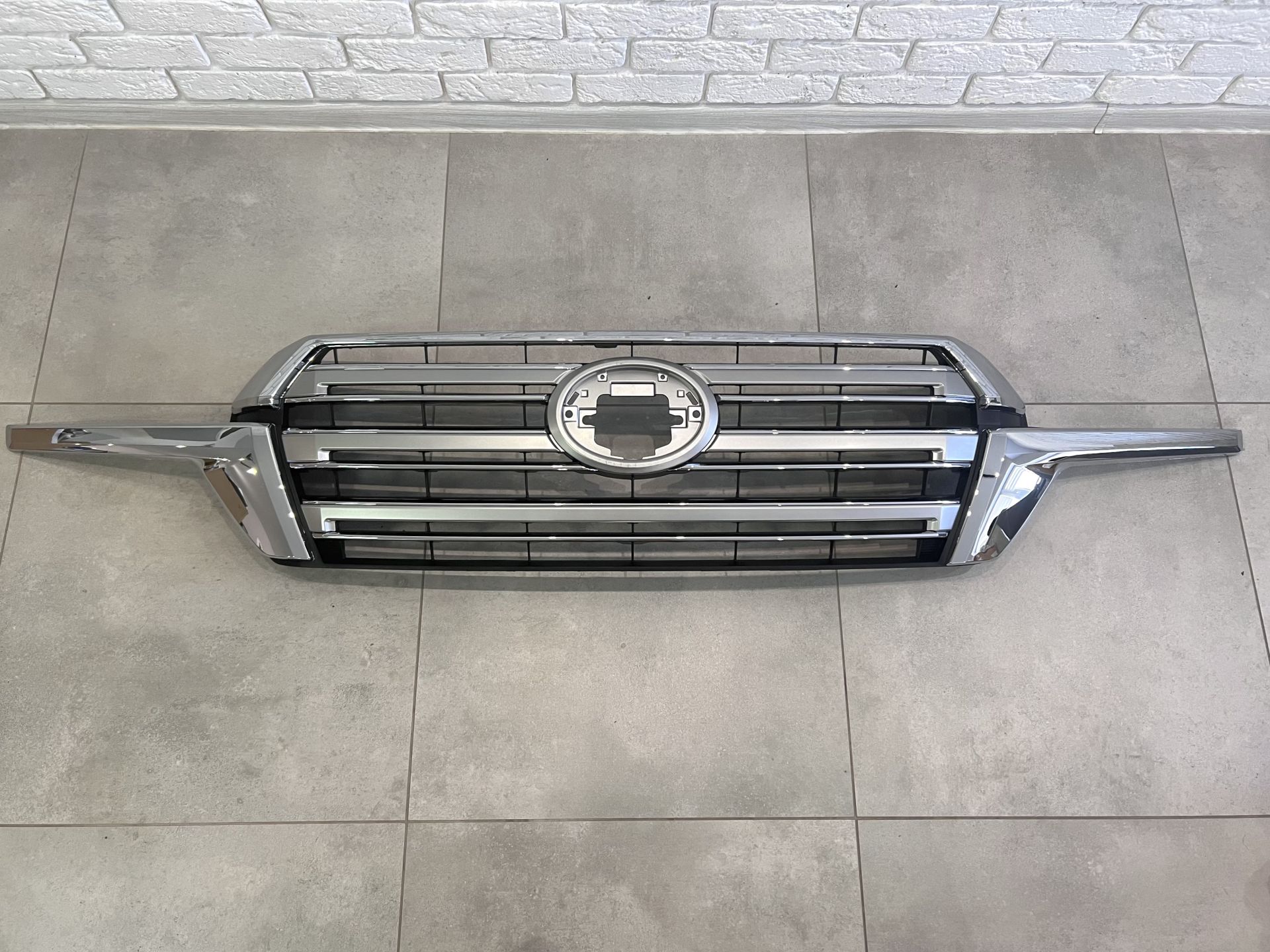 Решітка радіатора Toyota Land Cruiser 200 2015-2021 СЕРАЯ